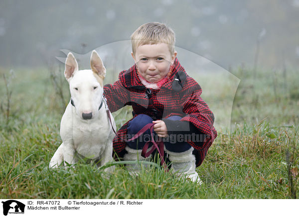 Mdchen mit Bullterrier / girl with English Bull Terrier / RR-47072