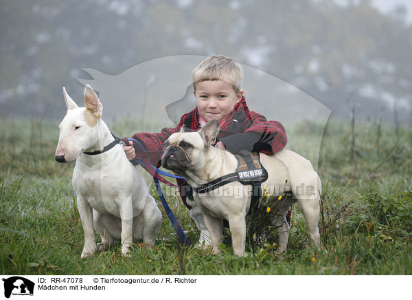 Mdchen mit Hunden / girl with dogs / RR-47078