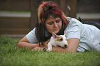 Frau mit Miniatur Bullterrier