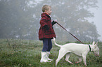 Mdchen mit Bullterrier