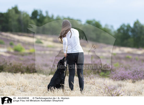 junge Frau mit Miniature Australian Shepherd / young woman with Miniature Australian Shepherd / AH-04638