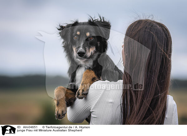 junge Frau mit Miniature Australian Shepherd / young woman with Miniature Australian Shepherd / AH-04651