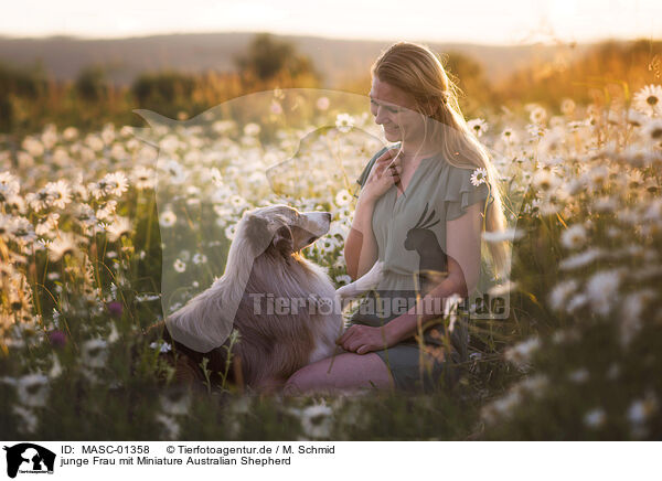 junge Frau mit Miniature Australian Shepherd / young woman with Miniature Australian Shepherd / MASC-01358