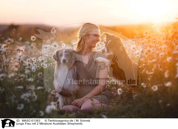 junge Frau mit 2 Miniature Australian Shepherds / young woman with 2 Miniature Australian Shepherds / MASC-01363