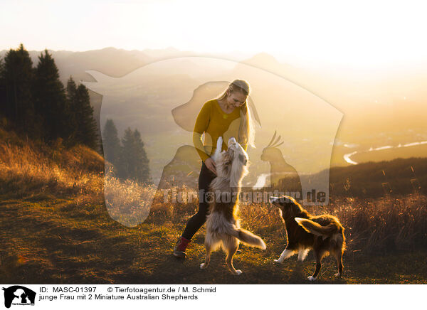 junge Frau mit 2 Miniature Australian Shepherds / young woman with 2 Miniature Australian Shepherds / MASC-01397