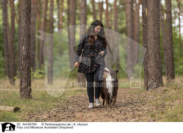 Frau und Miniature Australian Shepherd / AH-06784
