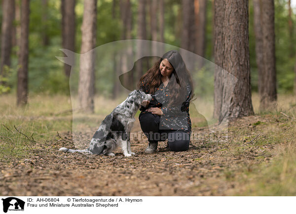 Frau und Miniature Australian Shepherd / woman and Miniature Australian Shepherd / AH-06804