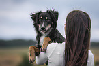 junge Frau mit Miniature Australian Shepherd