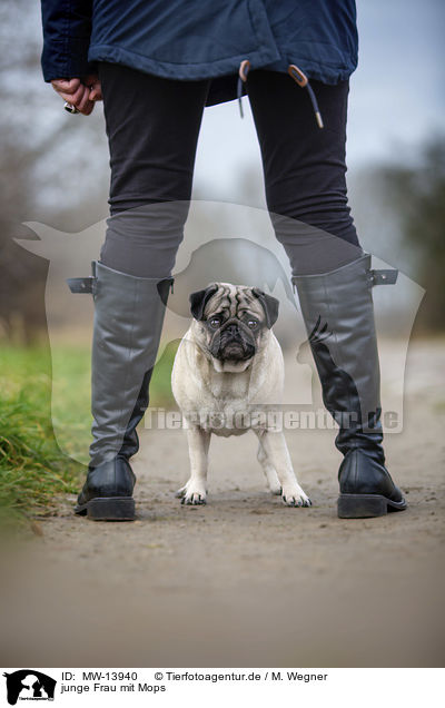 junge Frau mit Mops / young woman with pug / MW-13940