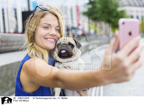 Frau mit Mops / woman with Pug / CM-01845