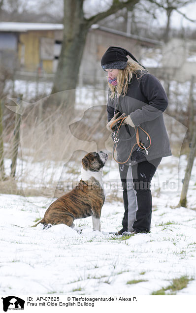 Frau mit Olde English Bulldog / AP-07625