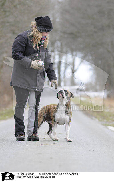 Frau mit Olde English Bulldog / AP-07636