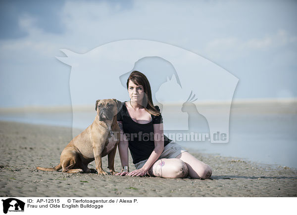 Frau und Olde English Bulldogge / AP-12515