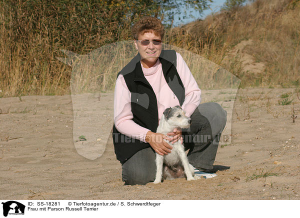 Frau mit Parson Russell Terrier / woman with Parson Russell Terrier / SS-18281