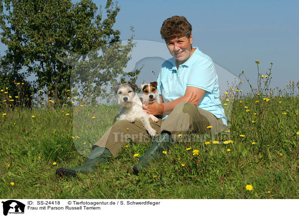Frau mit Parson Russell Terriern / SS-24418