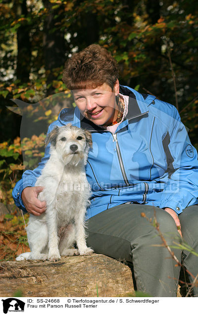 Frau mit Parson Russell Terrier / SS-24668