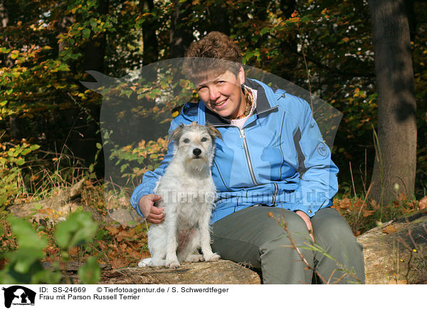 Frau mit Parson Russell Terrier / SS-24669