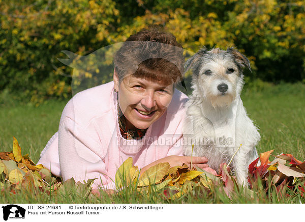 Frau mit Parson Russell Terrier / SS-24681