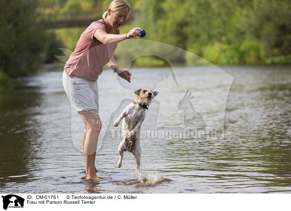 Frau mit Parson Russell Terrier / woman with Parson Russell Terrier / CM-01761