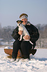 Frau und Parson Russell Terrier im Schnee