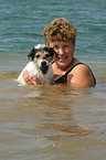 Frau badet mit Hund