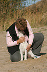 Frau kuschelt mit Parson Russell Terrier