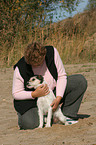 Frau kuschelt mit Parson Russell Terrier
