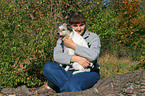 Frau mit Parson Russell Terrier