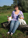 Frau mit 2 Parson Russell Terriern