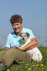 Frau mit Parson Russell Terriern