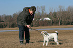 Frau spielt mit Parson Russell Terrier
