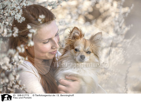 Frau und Pomchi / woman and Pomchi / SIB-01772