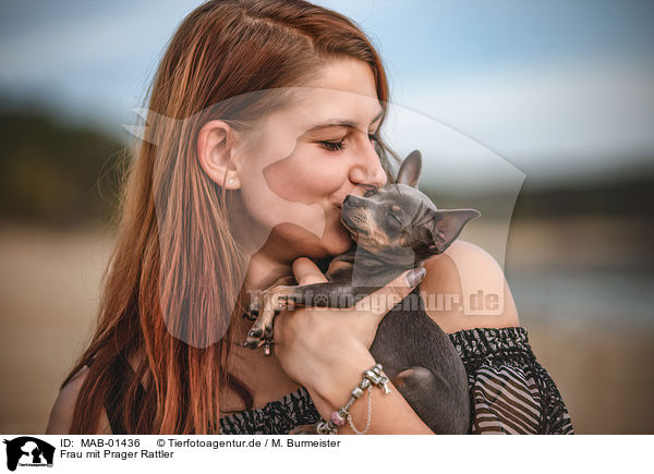 Frau mit Prager Rattler / woman with Prague Ratter / MAB-01436