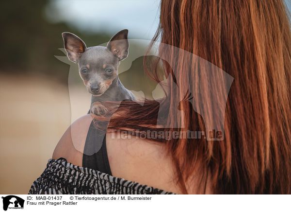 Frau mit Prager Rattler / woman with Prague Ratter / MAB-01437