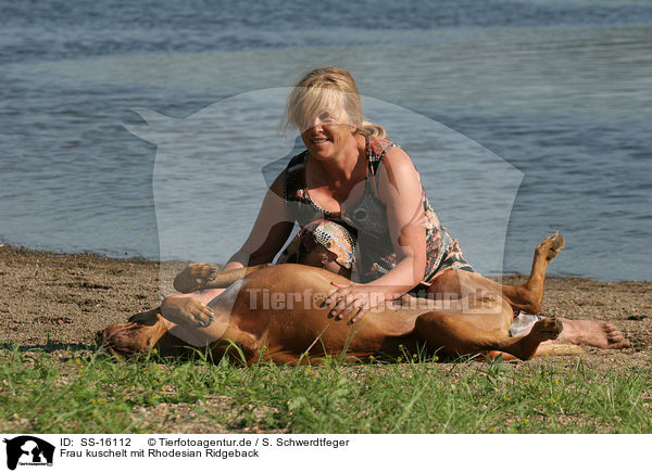 Frau kuschelt mit Rhodesian Ridgeback / woman with Rhodesian Ridgeback / SS-16112