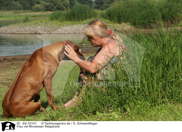 Frau mit Rhodesian Ridgeback / woman with Rhodesian Ridgeback / SS-16141