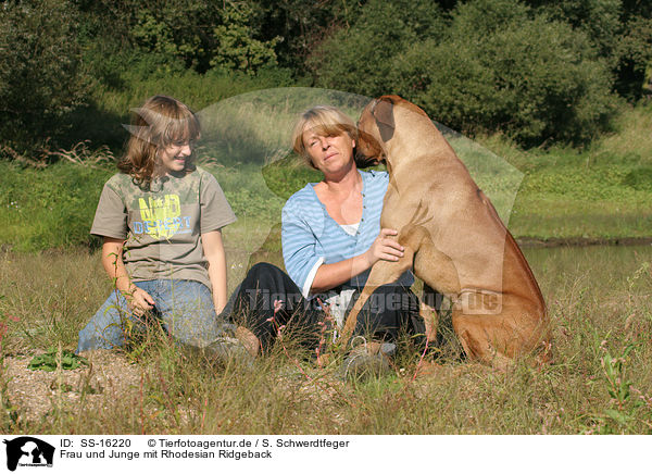 Frau und Junge mit Rhodesian Ridgeback / woman and boy with Rhodesian Ridgeback / SS-16220