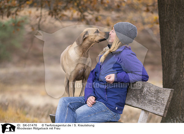 Rhodesian Ridgeback mit Frau / Rhodesian Ridgeback with woman / SK-01476