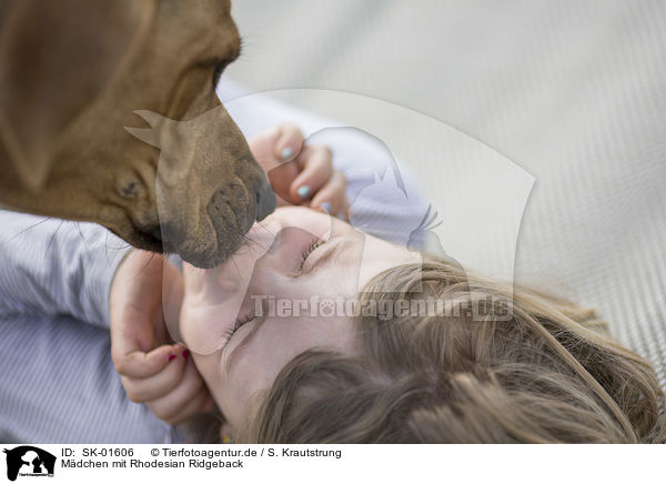 Mdchen mit Rhodesian Ridgeback / girl with Rhodesian Ridgeback / SK-01606