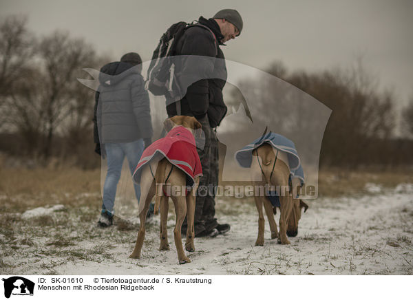 Menschen mit Rhodesian Ridgeback / humans with Rhodesian Ridgeback / SK-01610