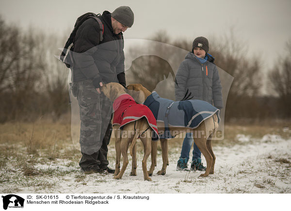 Menschen mit Rhodesian Ridgeback / humans with Rhodesian Ridgeback / SK-01615