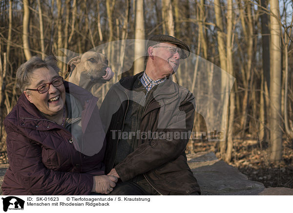 Menschen mit Rhodesian Ridgeback / humans with Rhodesian Ridgeback / SK-01623