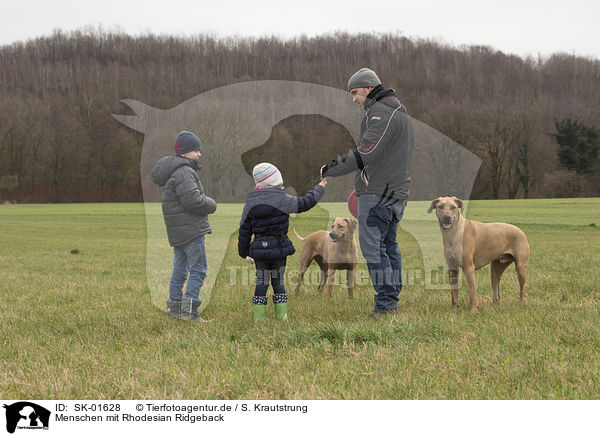 Menschen mit Rhodesian Ridgeback / humans with Rhodesian Ridgeback / SK-01628