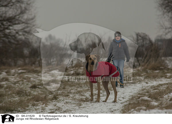 Junge mit Rhodesian Ridgeback / boy with Rhodesian Ridgeback / SK-01629