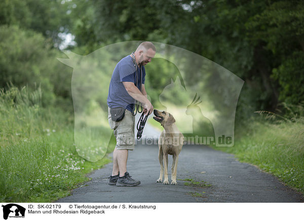 Mann und Rhodesian Ridgeback / man and Rhodesian Ridgeback / SK-02179