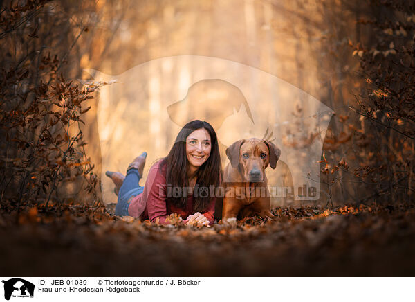 Frau und Rhodesian Ridgeback / woman and Rhodesian Ridgeback / JEB-01039