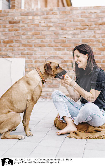 junge Frau mit Rhodesian Ridgeback / young woman with Rhodesian Ridgeback / LR-01124