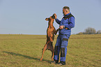 Mann mit Rhodesian Ridgeback