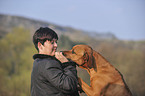 Frau mit Rhodesian Ridgeback