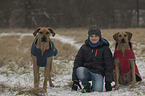 Junge mit Rhodesian Ridgebacks